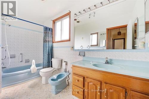 202 Niagara Street, Welland, ON - Indoor Photo Showing Bathroom