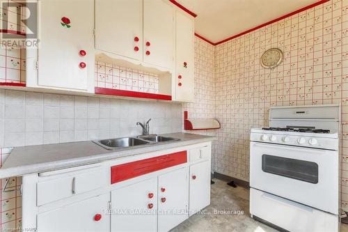 202 Niagara Street, Welland, ON - Indoor Photo Showing Kitchen With Double Sink