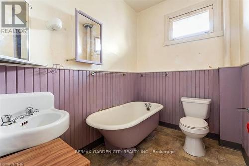 202 Niagara Street, Welland, ON - Indoor Photo Showing Bathroom