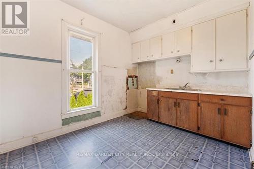 202 Niagara Street, Welland, ON - Indoor Photo Showing Kitchen