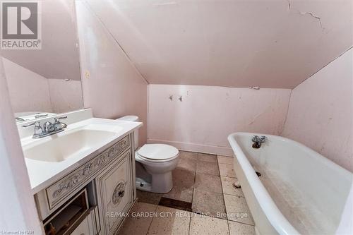 202 Niagara Street, Welland, ON - Indoor Photo Showing Bathroom