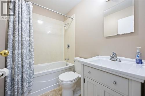 1462 Exmouth Street, Sarnia, ON - Indoor Photo Showing Bathroom