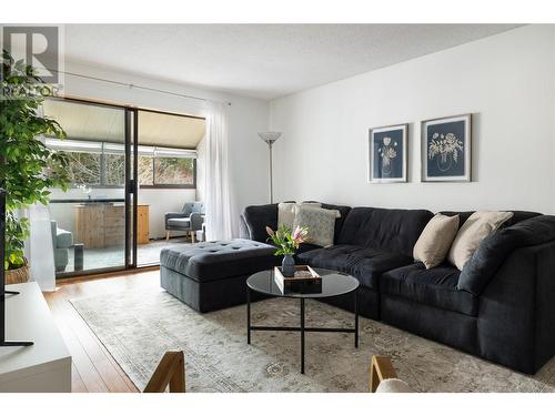 2085 Gordon Drive Unit# 312, Kelowna, BC - Indoor Photo Showing Living Room