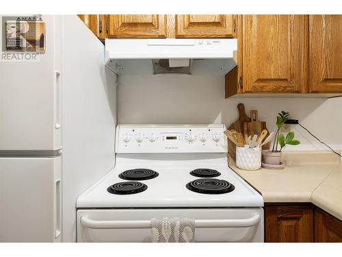 2085 Gordon Drive Unit# 312, Kelowna, BC - Indoor Photo Showing Kitchen