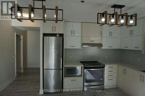 17 - 128 Fairview Mall Drive, Toronto, ON - Indoor Photo Showing Kitchen