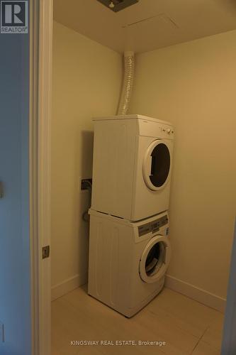 17 - 128 Fairview Mall Drive, Toronto, ON - Indoor Photo Showing Laundry Room