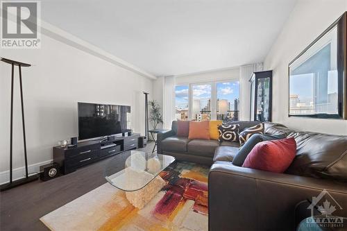 700 Sussex Drive Unit#304, Ottawa, ON - Indoor Photo Showing Living Room