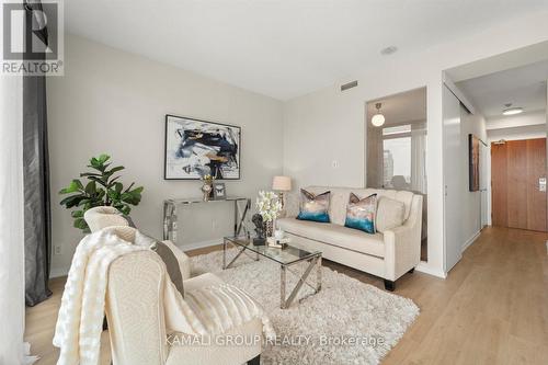 1605 - 30 Canterbury Place, Toronto, ON - Indoor Photo Showing Living Room