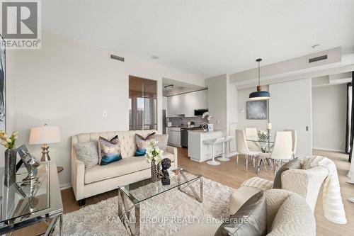 1605 - 30 Canterbury Place, Toronto, ON - Indoor Photo Showing Living Room