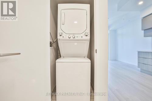 3010 - 39 Roehampton Avenue, Toronto, ON - Indoor Photo Showing Laundry Room