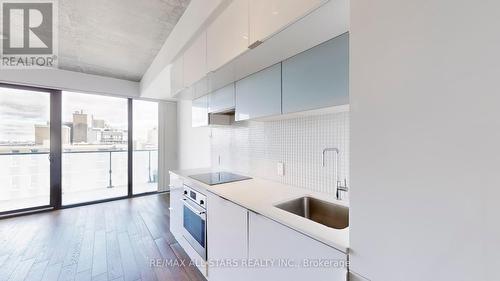 907 - 185 Roehampton Avenue, Toronto, ON - Indoor Photo Showing Kitchen