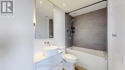 907 - 185 Roehampton Avenue, Toronto, ON - Indoor Photo Showing Bathroom