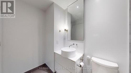 907 - 185 Roehampton Avenue, Toronto, ON - Indoor Photo Showing Bathroom