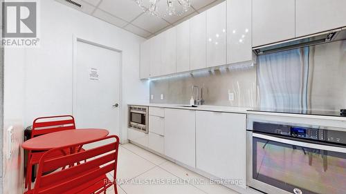 907 - 185 Roehampton Avenue, Toronto, ON - Indoor Photo Showing Kitchen