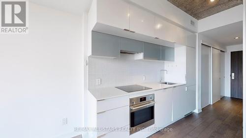 907 - 185 Roehampton Avenue, Toronto, ON - Indoor Photo Showing Kitchen With Upgraded Kitchen