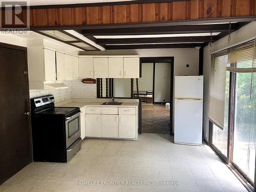 14201 Woodbine Avenue, Whitchurch-Stouffville, ON - Indoor Photo Showing Kitchen