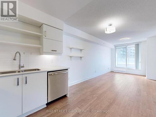 512 - 1 Uptown Drive, Markham, ON - Indoor Photo Showing Kitchen With Double Sink