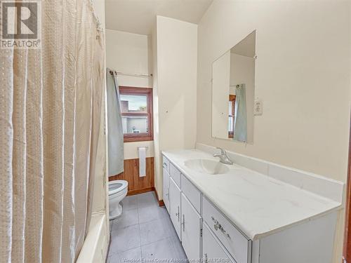 594 Janette Avenue, Windsor, ON - Indoor Photo Showing Bathroom