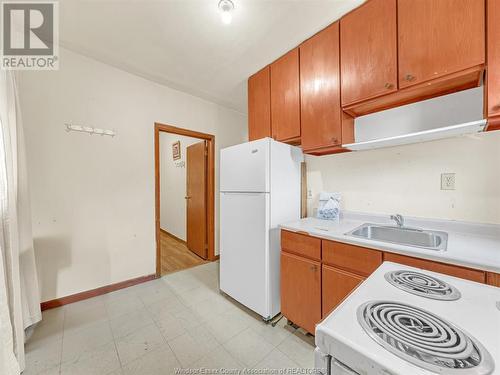 594 Janette Avenue, Windsor, ON - Indoor Photo Showing Kitchen