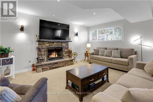 3345 Tallman Drive, Lincoln, ON - Indoor Photo Showing Living Room With Fireplace