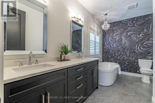 304 Thorn Drive, Strathroy-Caradoc (Ne), ON - Indoor Photo Showing Bathroom