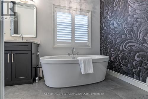 304 Thorn Drive, Strathroy-Caradoc (Ne), ON - Indoor Photo Showing Bathroom