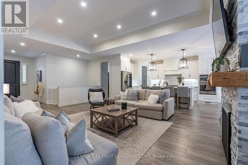 304 Thorn Drive, Strathroy-Caradoc (Ne), ON - Indoor Photo Showing Living Room