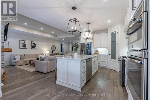 304 Thorn Drive, Strathroy-Caradoc (Ne), ON - Indoor Photo Showing Kitchen With Stainless Steel Kitchen With Upgraded Kitchen