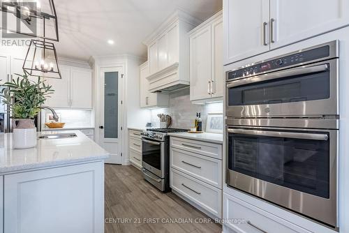 304 Thorn Drive, Strathroy-Caradoc (Ne), ON - Indoor Photo Showing Kitchen With Stainless Steel Kitchen With Upgraded Kitchen