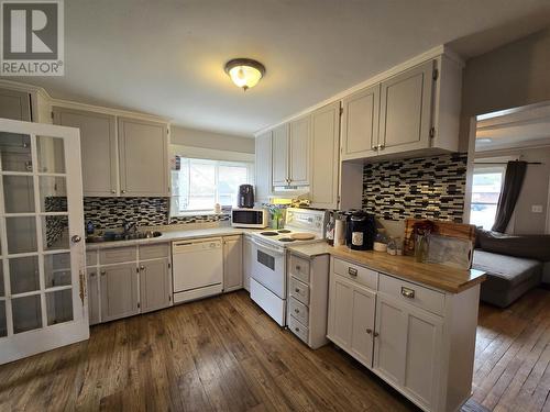 1241 Wellington St, Sault Ste Marie, ON - Indoor Photo Showing Kitchen With Double Sink