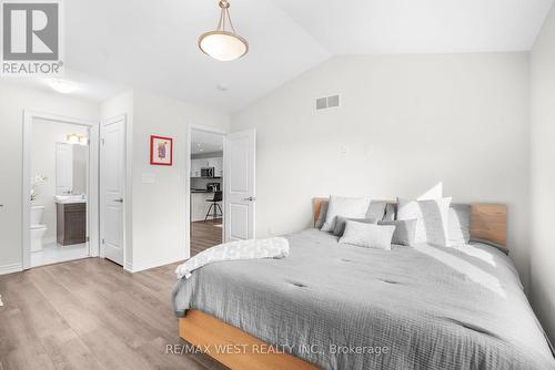 10 Hawthorn Avenue, Thorold, ON - Indoor Photo Showing Bedroom