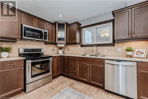 147 Fisher Mills Road, Cambridge, ON - Indoor Photo Showing Living Room