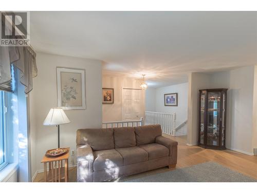 1053 Aldon Road, Kelowna, BC - Indoor Photo Showing Living Room