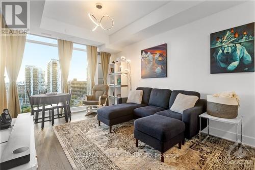 1313 - 255 Bay Street, Ottawa, ON - Indoor Photo Showing Living Room