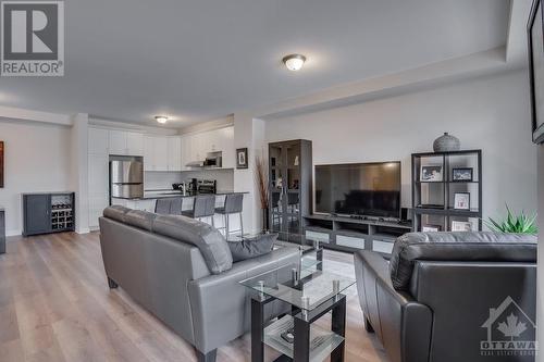 638 Makwa Private, Ottawa, ON - Indoor Photo Showing Living Room