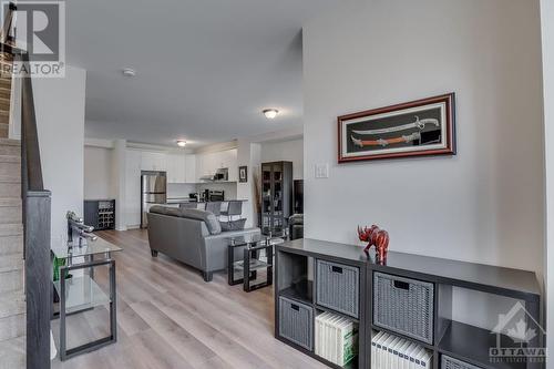 638 Makwa Private, Ottawa, ON - Indoor Photo Showing Living Room