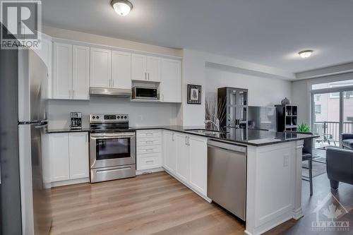 638 Makwa Private, Ottawa, ON - Indoor Photo Showing Kitchen With Upgraded Kitchen