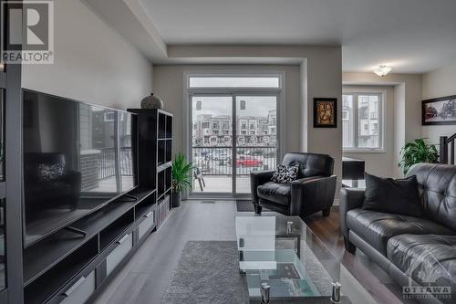 638 Makwa Private, Ottawa, ON - Indoor Photo Showing Living Room