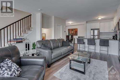 638 Makwa Private, Ottawa, ON - Indoor Photo Showing Living Room