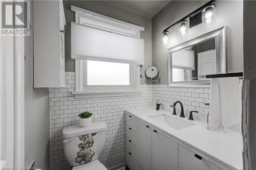 215 Brenda Crescent, Woodstock, ON - Indoor Photo Showing Bathroom