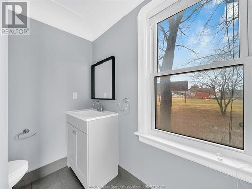 6424 Tecumseh, Windsor, ON - Indoor Photo Showing Bathroom