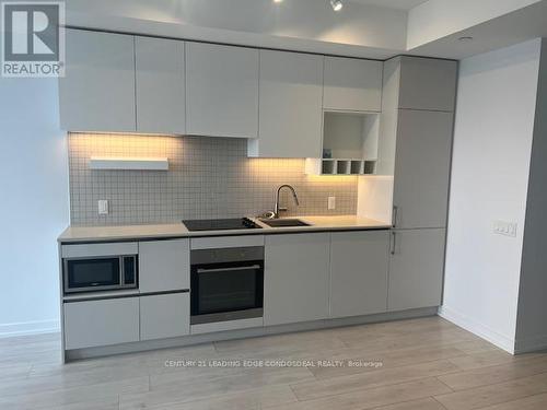 5701 - 898 Portage Parkway N, Vaughan, ON - Indoor Photo Showing Kitchen