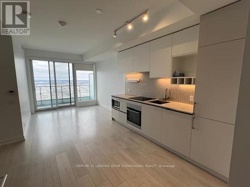 5701 - 898 Portage Parkway N, Vaughan, ON - Indoor Photo Showing Kitchen