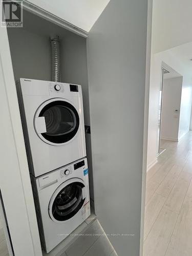 5701 - 898 Portage Parkway N, Vaughan, ON - Indoor Photo Showing Laundry Room