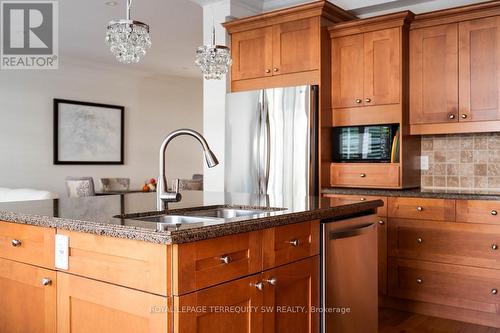 416 Terry Carter Crescent, Newmarket, ON - Indoor Photo Showing Kitchen With Double Sink