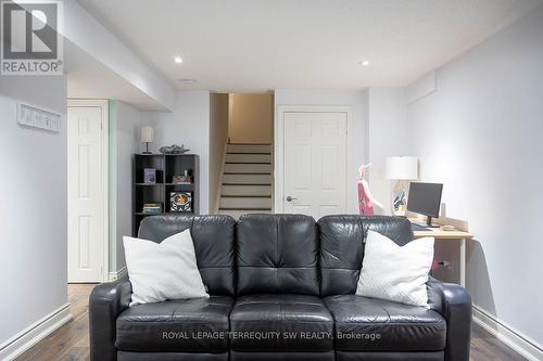 416 Terry Carter Crescent, Newmarket, ON - Indoor Photo Showing Living Room