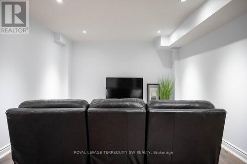 416 Terry Carter Crescent, Newmarket, ON - Indoor Photo Showing Living Room