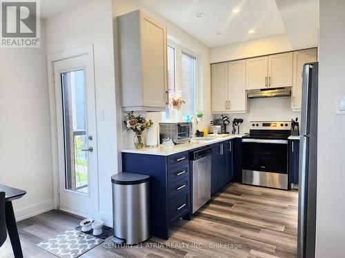 3 - 1 Bond Crescent, Richmond Hill, ON - Indoor Photo Showing Kitchen With Stainless Steel Kitchen