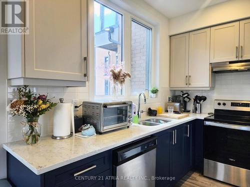 3 - 1 Bond Crescent, Richmond Hill, ON - Indoor Photo Showing Kitchen With Stainless Steel Kitchen With Double Sink