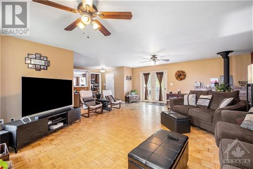 534 County Rd 1 Road, Smiths Falls, ON - Indoor Photo Showing Living Room